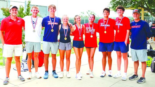 Texan Tennis Team advances to State