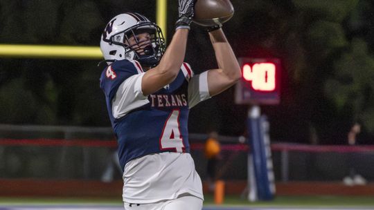 Texans blowout Smithville in final home game
