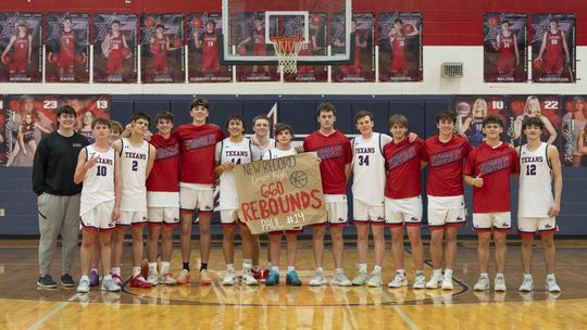 Texans line up to applaud Gumbert-Mendoza’s new record of the most rebounds in a career.  Photo by Julie Albini/albini.smugmug.com