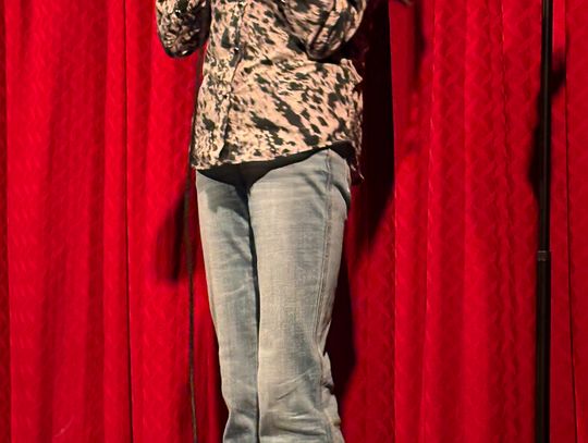 Comic Donna Lee shines at 7A Opera House
