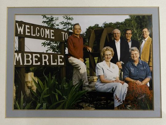 Hewlett donates memorabilia to library