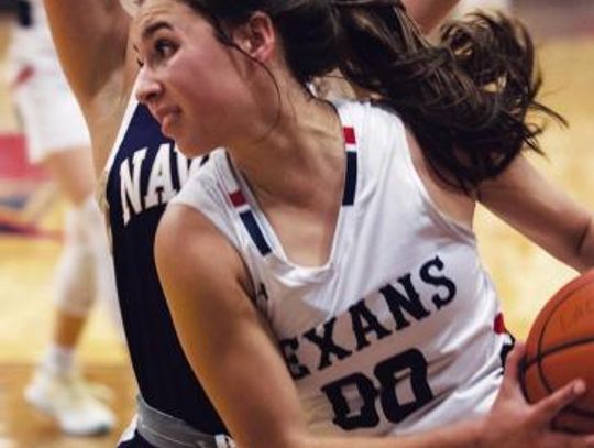 Lady Texans fall to Navarro, soar over Hawks