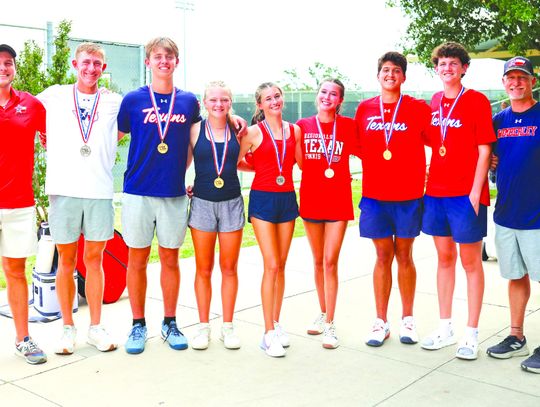 Texan Tennis Team advances to State