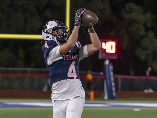 Texans blowout Smithville in final home game