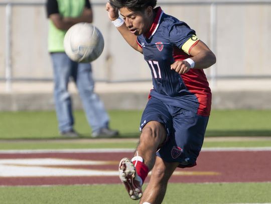 Photo by Julie Albini/albini.smugmug.com Chuy Contreras, #17, for the send.