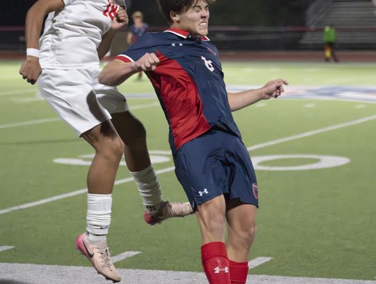 Photo by Julie Albini/albini.smugmug.com Bo Holeman #8 with the head bump