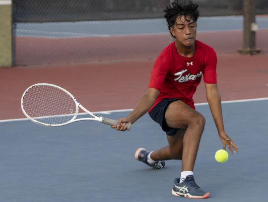 Texans Tennis defeats Boerne Champion 10-9