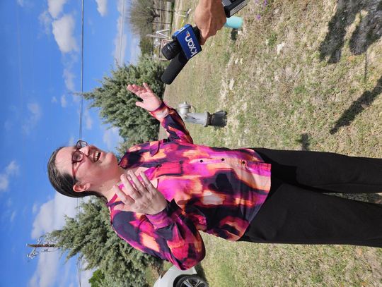 Daily Record photos by Dalton Sweat State Representative Erin Zwiener meets with the press outside of Hays County Judge Ruben Becerra’s Water Summit after she was denied entry. 