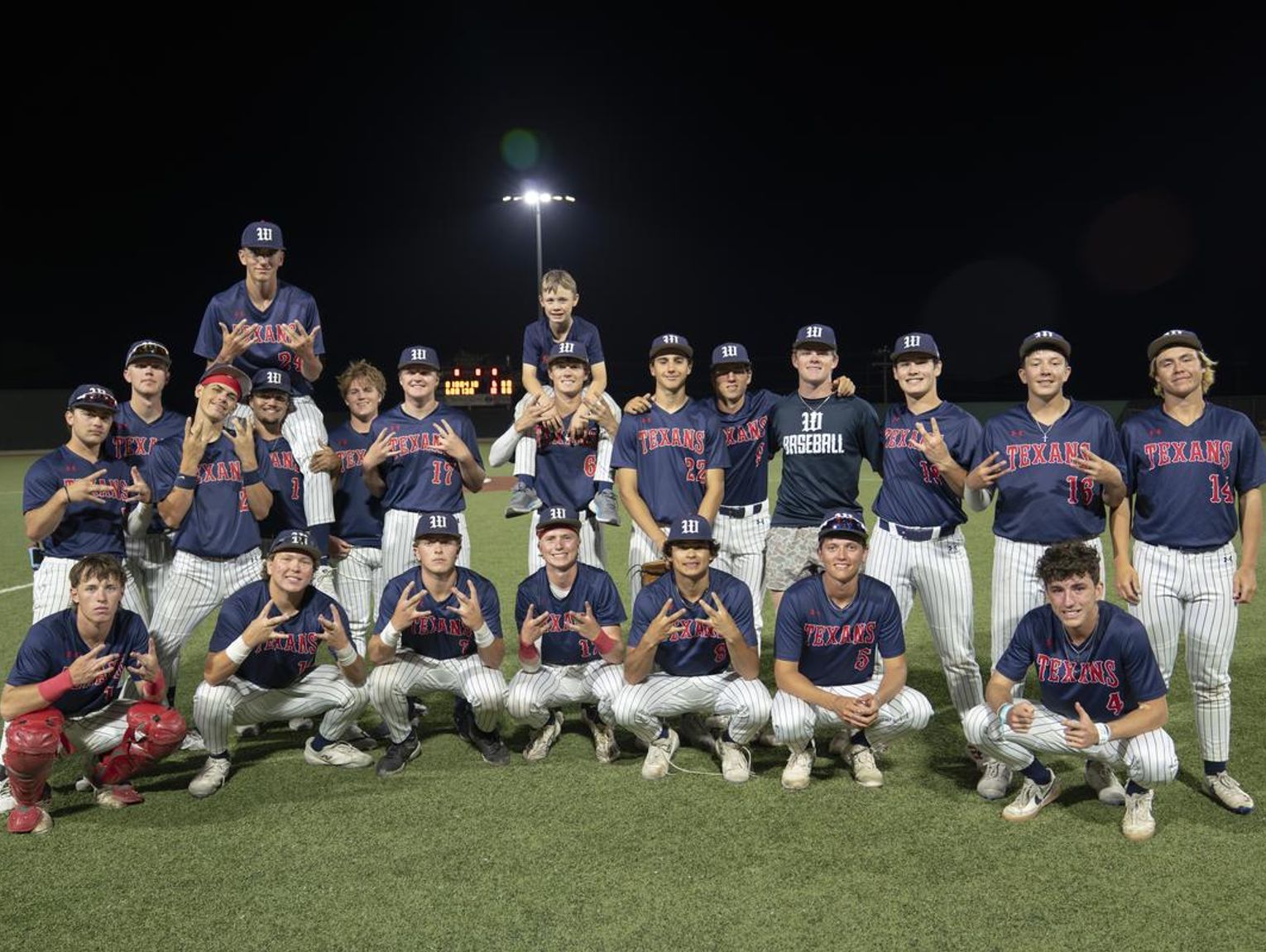 Texans sweep Canyon Lake to start district