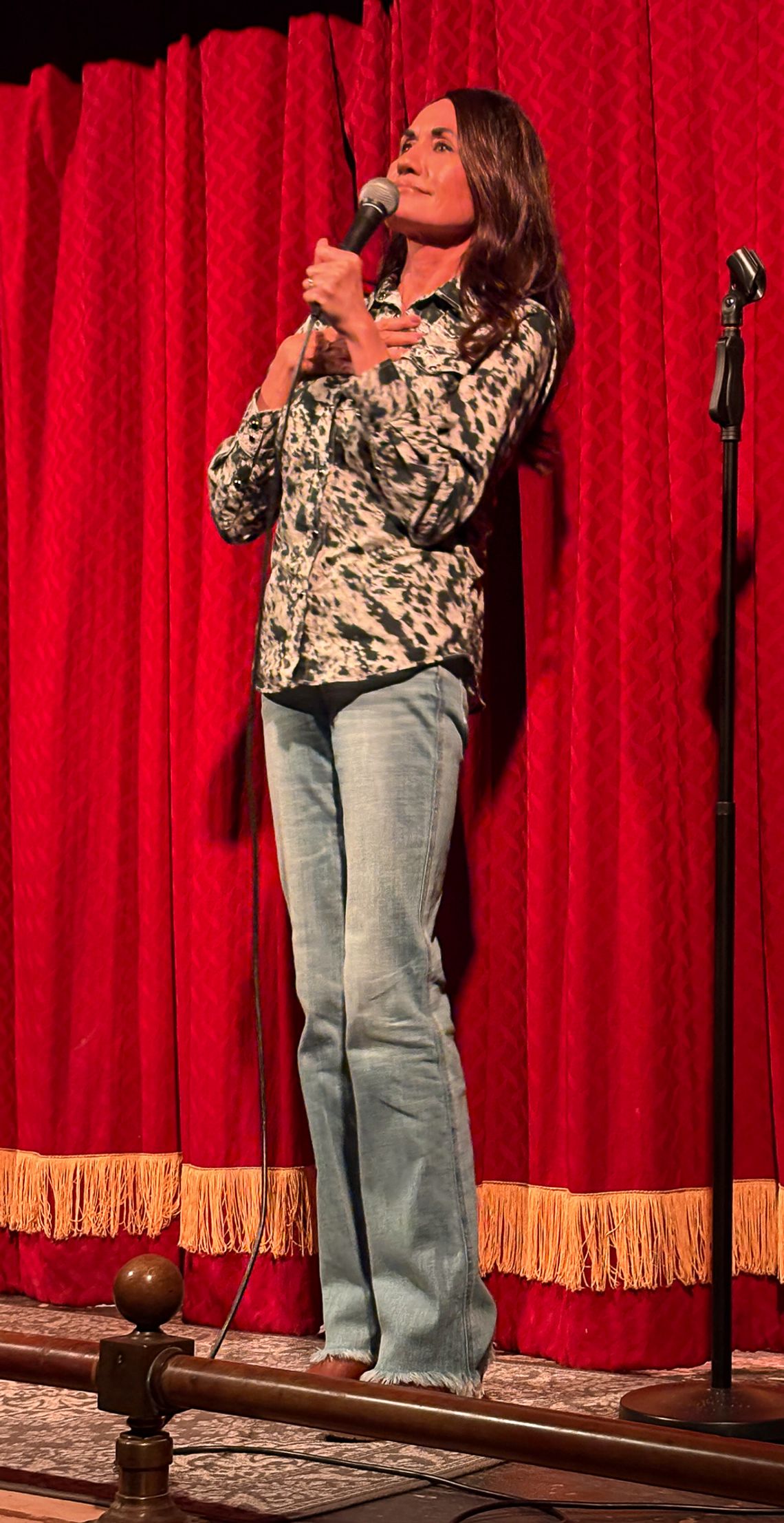 Comic Donna Lee shines at 7A Opera House