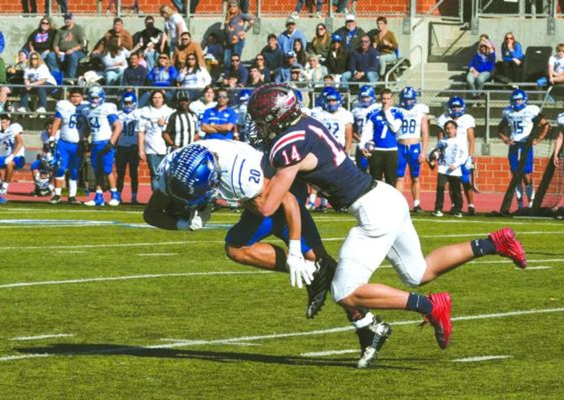 Football advances to quarterfinals against Sinton