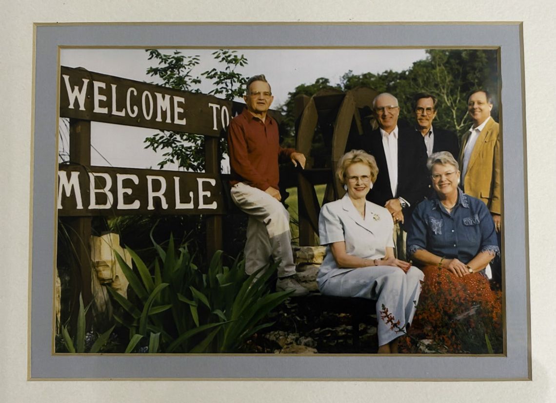 Hewlett donates memorabilia to library