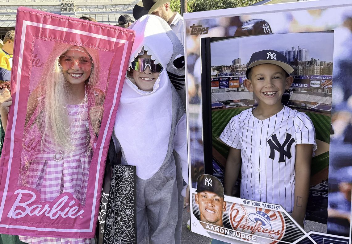 Sweet-seeking SIMS seize square Sweet-seeking SIMS seize square