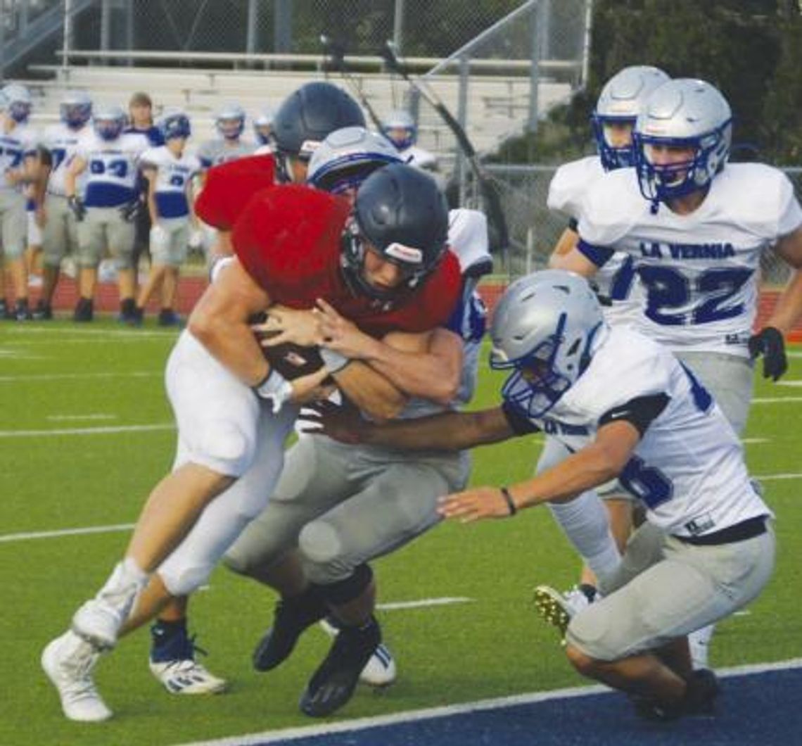 Texans battle La Vernia in final scrimmage