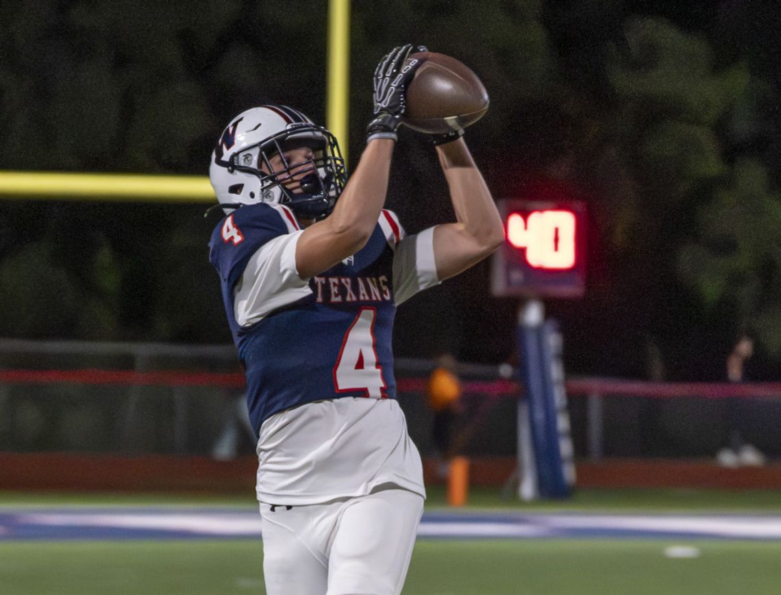 Texans blowout Smithville in final home game Texans blowout Smithville in final home game