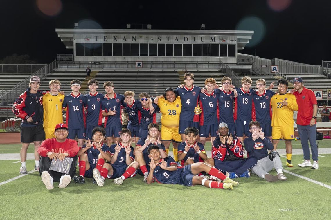 Photo by Julie Albini/albini.smugmug.com Team photo Following the win.