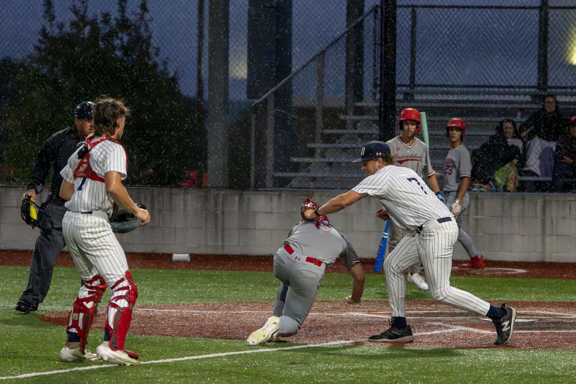 Texans sweep Fredericksburg to stay in first place Texans sweep Fredericksburg to stay in first place