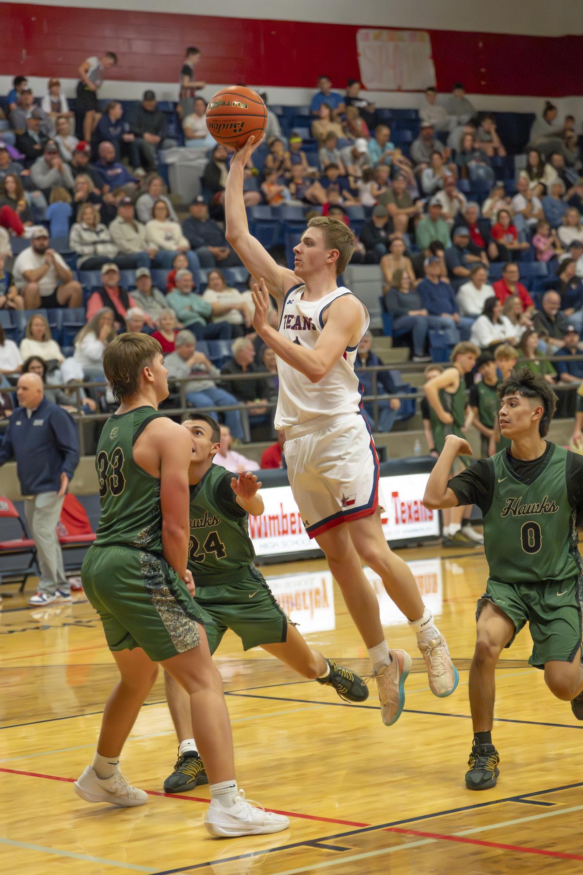 Photo by Julie Albini/albini.smugmug.com Reese Wortham, #4, goes up for the s...