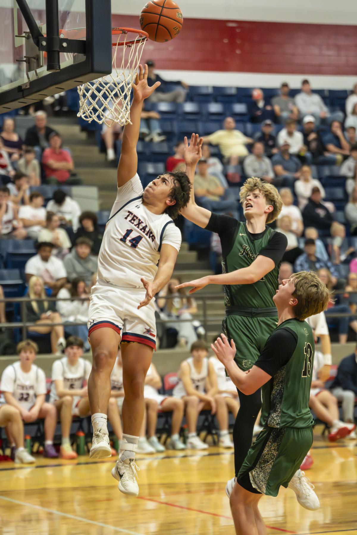 Photo by Julie Albini/albini.smugmug.com Paul Gumbert-Mendoza, #14, for the b...