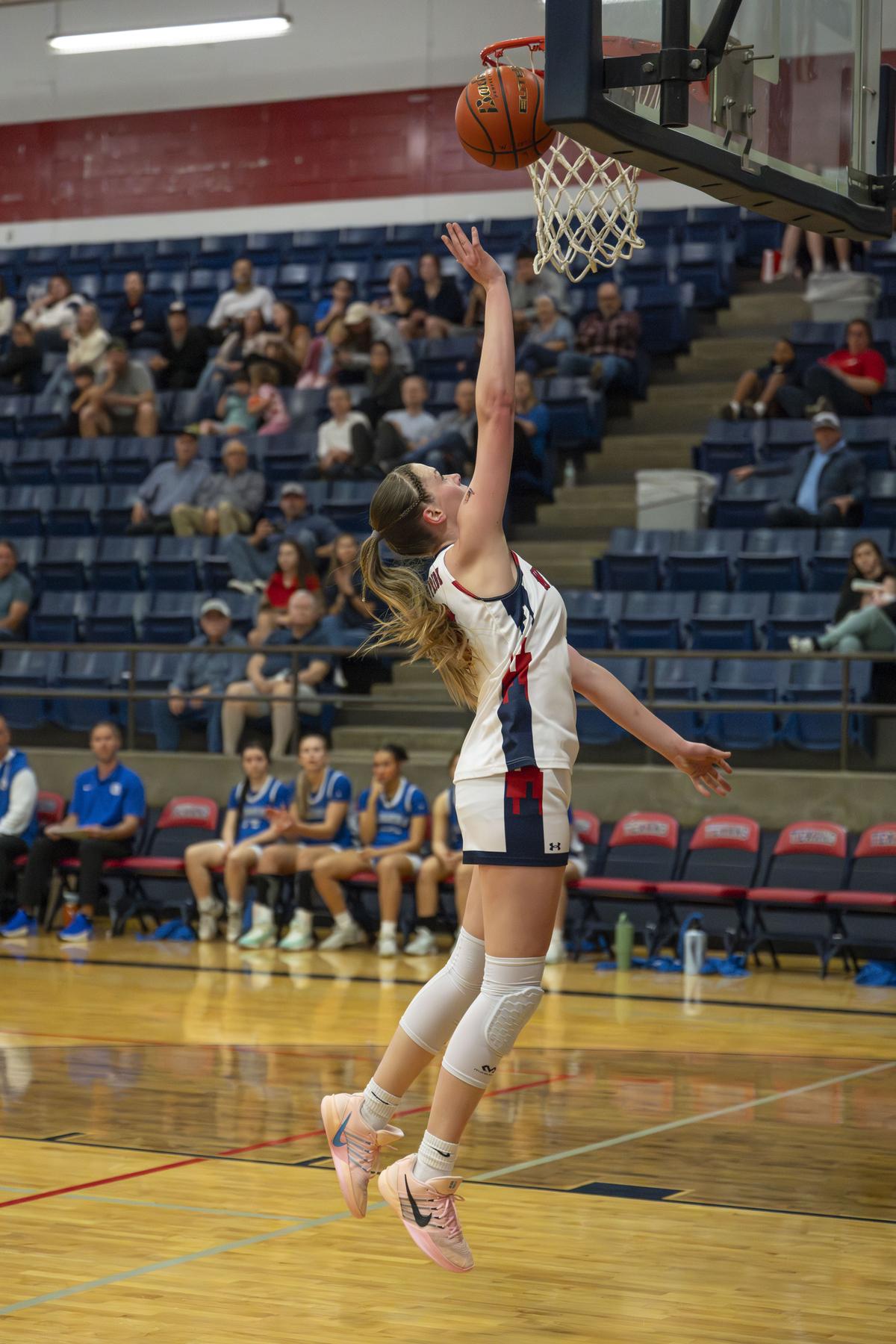 Photo by Julie Albini/albini.smugmug.com Drew Thames, #13, shoots.