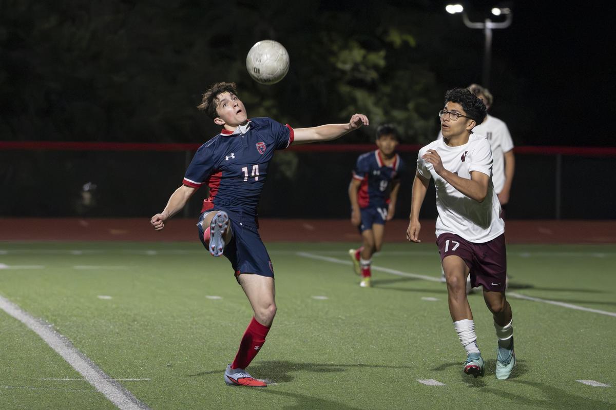 Photo by Julie Albini/albini.smugmug.com Micah Espinoza #14 with the kick