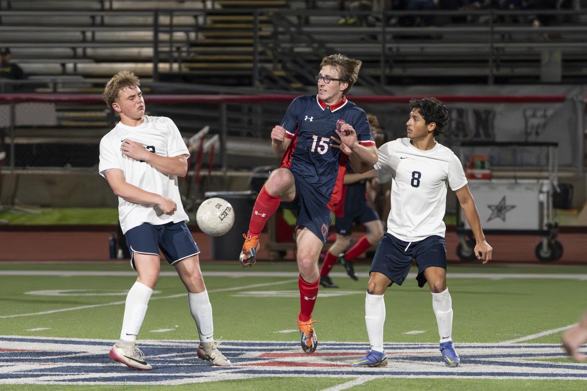 Photo by Julie Albini/albini.smugmug.com Hunter Hodgson, #15, with the kick.