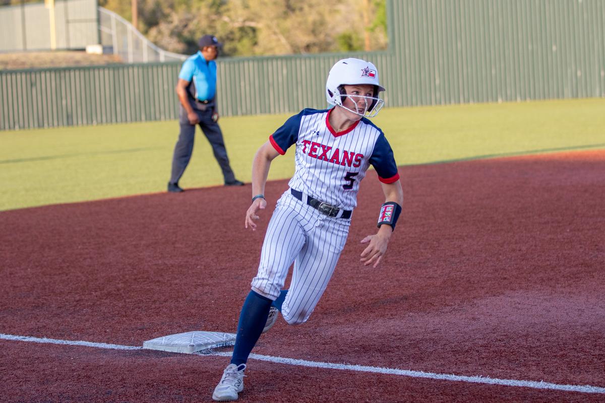 Photo by Paul Mayhew/paulmayhewphotography.com Emorie Gahan, #5, rounds the b...